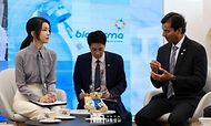 김건희 여사가 6일(현지시간) 인도네시아 바이오 파르마 자카르타 지사에서 인도네시아 바이오기업 협력사업 현장을 방문해 관계자들과 대화하고 있다.