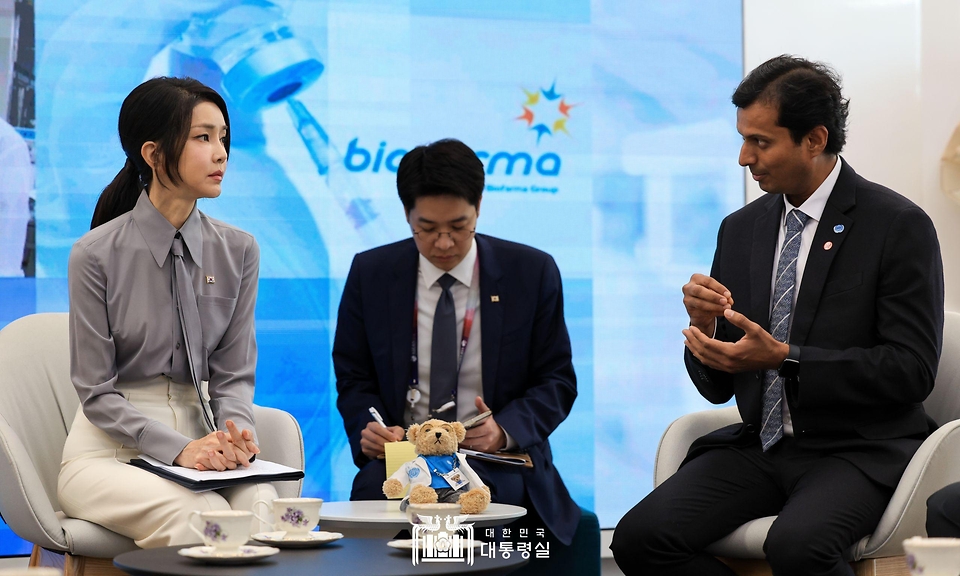 김건희 여사가 6일(현지시간) 인도네시아 바이오 파르마 자카르타 지사에서 인도네시아 바이오기업 협력사업 현장을 방문해 관계자들과 대화하고 있다.
