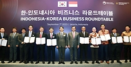 안덕근 산업통상자원부 통상교섭본부장이 7일(현지시간) 인도네시아 자카르타 한 호텔에서 열린 ‘한-인도네시아 비즈니스 라운드테이블’에 참석, 루훗 빈사르 판자이탄 인도네시아 해양투자조정부 장관과 함께 ‘양국 기업 간 경제협력을 위한 양해각서(MOU) 계약 체결식’에 임석해 기념촬영을 하고 있다.