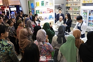 김건희 여사가 7일(현지시간) 인도네시아 자카르타 롯데 에비뉴 K-브랜드 해외홍보관(KOREA 360)을 방문해 한식 체험 공간에서 주먹밥을 만들고 있다.