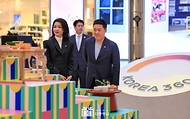 김건희 여사가 7일(현지시간) 인도네시아 자카르타 롯데 에비뉴 K-브랜드 해외홍보관(KOREA 360)을 방문해 관계자와 대화하고 있다.
