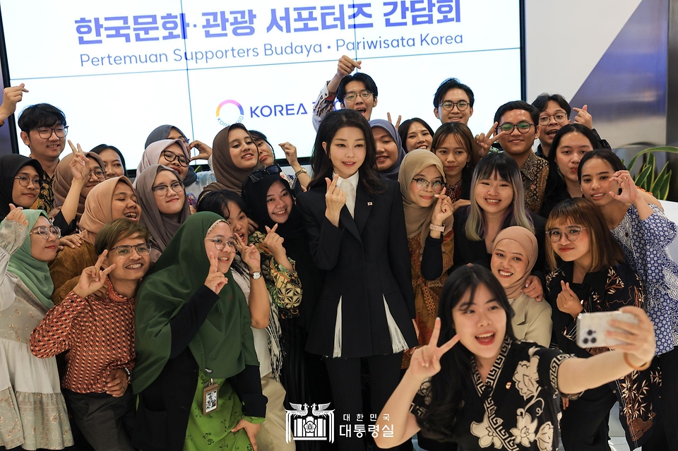 김건희 여사가 7일(현지시간) 인도네시아 자카르타 롯데 에비뉴 K-브랜드 해외홍보관(KOREA 360)에서 열린 ‘한국문화·관광 서포터즈 간담회’에 참석, 서포터즈들과 손가락 하트 포즈를 취하며 기념촬영을 하고 있다.