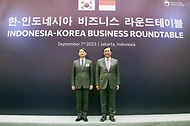 안덕근 산업통상자원부 통상교섭본부장이 7일(현지시간) 인도네시아 자카르타 한 호텔에서 열린 ‘한-인도네시아 비즈니스 라운드테이블’에서 루훗 빈사르 판자이탄 인도네시아 해양투자조정부 장관과 기념촬영을 하고 있다.