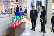 김건희 여사가 7일(현지시간) 인도네시아 자카르타 롯데 에비뉴 K-브랜드 해외홍보관(KOREA 360)을 방문해 관계자로부터 설명을 듣고 있다.