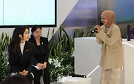 김건희 여사가 7일(현지시간) 인도네시아 자카르타 롯데 에비뉴 K-브랜드 해외홍보관(KOREA 360)에서 열린 ‘한국문화·관광 서포터즈 간담회’에 참석하고 있다.