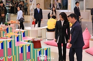 김건희 여사가 7일(현지시간) 인도네시아 자카르타 롯데 에비뉴 K-브랜드 해외홍보관(KOREA 360)을 방문해 관계자로부터 설명을 듣고 있다.