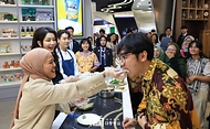 김건희 여사가 7일(현지시간) 인도네시아 자카르타 롯데 에비뉴 K-브랜드 해외홍보관(KOREA 360)을 방문해 한식 체험 공간에서 주먹밥을 서로 먹여주고 있는 한국 문화·관광 서포터즈를 지켜보고 있다.