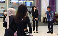 김건희 여사가 7일(현지시간) 인도네시아 자카르타 롯데 에비뉴 K-브랜드 해외홍보관(KOREA 360)을 방문해 관계자로부터 설명을 듣고 있다.