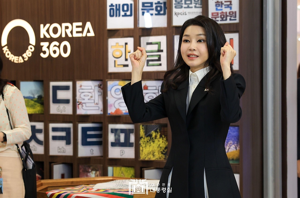 김건희 여사가 7일(현지시간) 인도네시아 자카르타 롯데 에비뉴 K-브랜드 해외홍보관(KOREA 360)을 방문하고 있다.