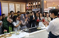 김건희 여사가 7일(현지시간) 인도네시아 자카르타 롯데 에비뉴 K-브랜드 해외홍보관(KOREA 360)을 방문해 한국 문화·관광 서포터즈들과 박수를 치고 있다.