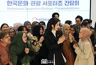 김건희 여사가 7일(현지시간) 인도네시아 자카르타 롯데 에비뉴 K-브랜드 해외홍보관(KOREA 360)에서 열린 ‘한국문화·관광 서포터즈 간담회’에 참석해 서포터즈들과 대화하고 있다.