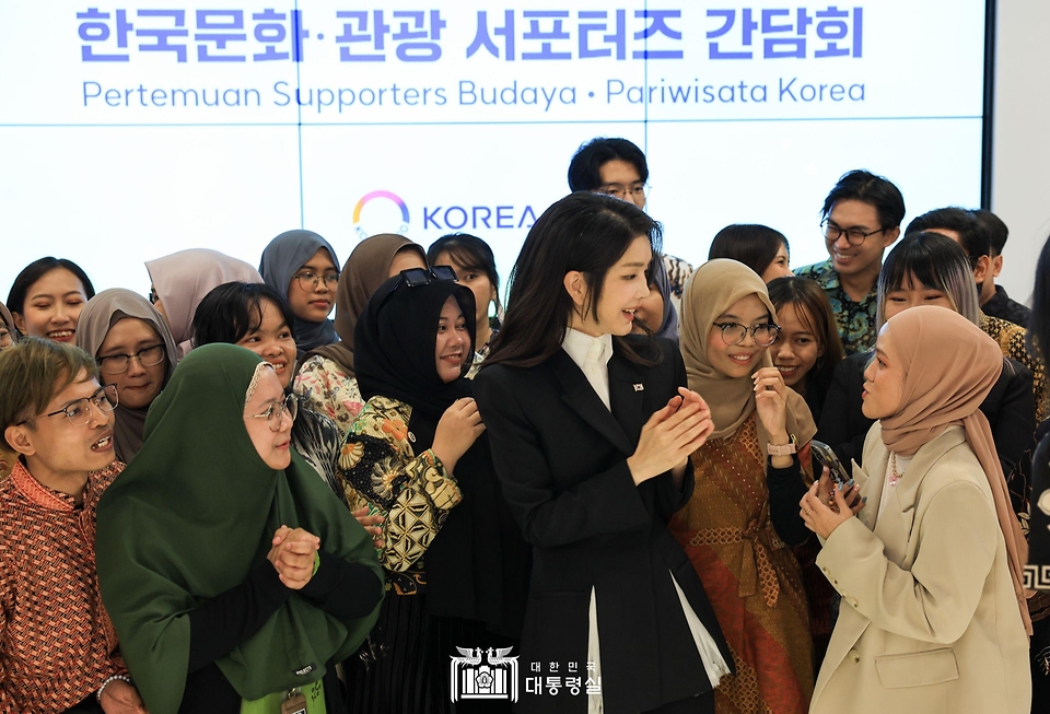 김건희 여사가 7일(현지시간) 인도네시아 자카르타 롯데 에비뉴 K-브랜드 해외홍보관(KOREA 360)에서 열린 ‘한국문화·관광 서포터즈 간담회’에 참석해 서포터즈들과 대화하고 있다.