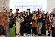 김건희 여사가 7일(현지시간) 인도네시아 자카르타 롯데 에비뉴 K-브랜드 해외홍보관(KOREA 360)에서 열린 ‘한국문화·관광 서포터즈 간담회’에 참석, 서포터즈들과 손가락 하트 포즈를 취하며 기념촬영을 하고 있다.