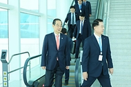 한덕수 국무총리가 11일 ‘한-폴란드 포럼 참석 및 체코 공식방문’을 위해 인천 중구 인천국제공항을 통해 출국하고 있다.