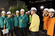 이상민 행정안전부 장관이 8일 경기 성남시 율현터널에서 실시된 ‘고속철도 터널사고 현장훈련’에 참여해 소방지휘차량 영상으로 지하상황을 점검하고 있다.