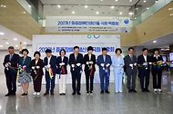 조규홍 보건복지부 장관이 8일 서울 영등포구 국회의원회관 1층 제1 로비에서 열린 ‘2023년 중증장애인생산품 국회 박람회’에서 참석자들과 테이프 커팅식을 하고 있다. 