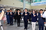 조규홍 보건복지부 장관이 8일 서울 영등포구 국회의원회관 1층 제1 로비에서 열린 ‘2023년 중증장애인생산품 국회 박람회’에서 국기에 대한 경례를 하고 있다.