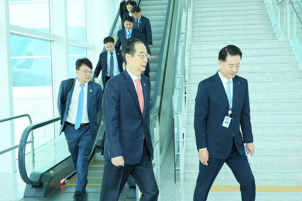 한덕수 국무총리가 11일 ‘한-폴란드 포럼 참석 및 체코 공식방문’을 위해 인천 중구 인천국제공항을 통해 출국하고 있다.