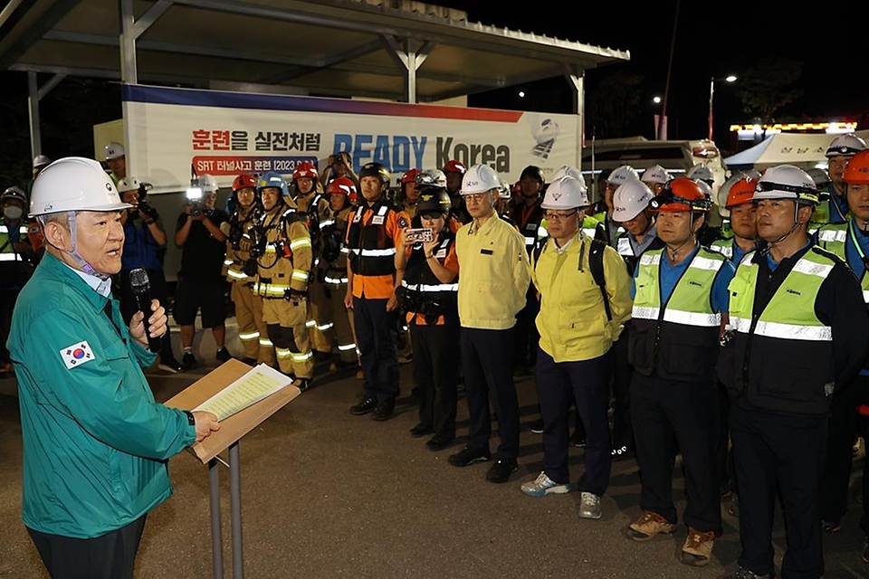 이상민 행정안전부 장관이 8일 경기 성남시 율현터널에서 실시된 ‘고속철도 터널사고 현장훈련’에 참여해 훈련 강평을 하고 있다.