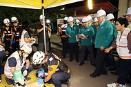 이상민 행정안전부 장관이 8일 경기 성남시 율현터널에서 실시된 ‘고속철도 터널사고 현장훈련’에 참여해 현장응급의료소 상황을 확인하고 있다.