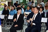조규홍 보건복지부 장관이 8일 서울 영등포구 국회의원회관 1층 제1 로비에서 열린 ‘2023년 중증장애인생산품 국회 박람회’에서 김영주 국회 부의장과 대화하고 있다.