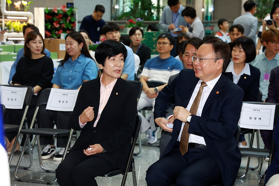 조규홍 보건복지부 장관이 8일 서울 영등포구 국회의원회관 1층 제1 로비에서 열린 ‘2023년 중증장애인생산품 국회 박람회’에서 김영주 국회 부의장과 대화하고 있다.
