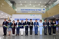 조규홍 보건복지부 장관이 8일 서울 영등포구 국회의원회관 1층 제1 로비에서 열린 ‘2023년 중증장애인생산품 국회 박람회’에서 참석자들과 테이프 커팅식을 하고 있다. 