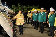 이상민 행정안전부 장관이 8일 경기 성남시 율현터널에서 실시된 ‘고속철도 터널사고 현장훈련’에 참여해 긴급구조통제단 현장상황을 확인하고 있다.