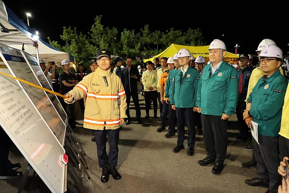 이상민 행정안전부 장관이 8일 경기 성남시 율현터널에서 실시된 ‘고속철도 터널사고 현장훈련’에 참여해 긴급구조통제단 현장상황을 확인하고 있다.