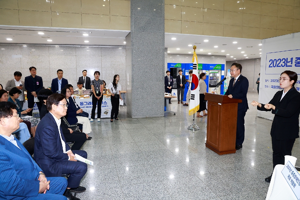 8일 서울 영등포구 국회의원회관 1층 제1 로비에서 중증장애인 생산품 인식 제고와 우선구매 제도 발전을 위한 ‘2023년 중증장애인생산품 국회 박람회’가 진행되고 있다.