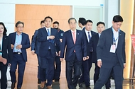 한덕수 국무총리가 11일 ‘한-폴란드 포럼 참석 및 체코 공식방문’을 위해 인천 중구 인천국제공항을 통해 출국하고 있다.