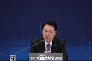 윤석열 대통령이 13일 서울 종로구 청와대 영빈관에서 열린 ‘제20차 비상경제민생회의 겸 대한민국 초거대 AI 도약 회의’에서 발언하고 있다.