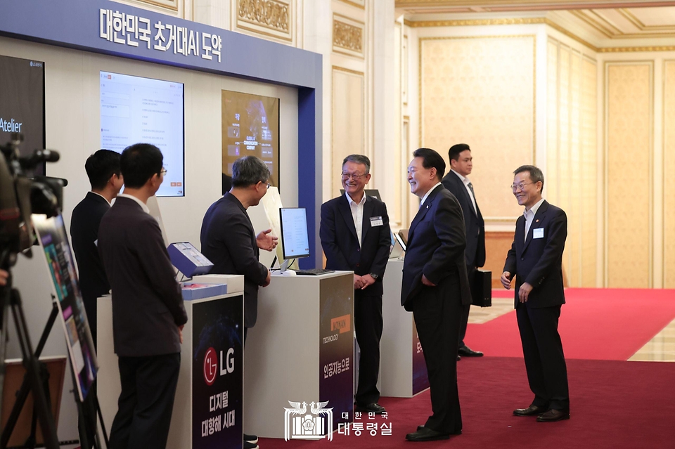 윤석열 대통령이 13일 서울 종로구 청와대 영빈관에서 열린 ‘제20차 비상경제민생회의 겸 대한민국 초거대 AI 도약 회의’에 앞서 국내 기업 부스를 방문해 초거대 AI 서비스를 살펴보고 있다.