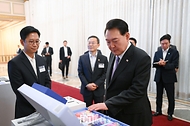 윤석열 대통령이 13일 서울 종로구 청와대 영빈관에서 열린 ‘제20차 비상경제민생회의 겸 대한민국 초거대 AI 도약 회의’에 앞서 국내 기업 부스를 방문해 초거대 AI 서비스를 살펴보고 있다.