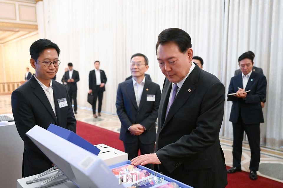 윤석열 대통령이 13일 서울 종로구 청와대 영빈관에서 열린 ‘제20차 비상경제민생회의 겸 대한민국 초거대 AI 도약 회의’에 앞서 국내 기업 부스를 방문해 초거대 AI 서비스를 살펴보고 있다.