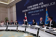 윤석열 대통령이 13일 서울 종로구 청와대 영빈관에서 열린 ‘제20차 비상경제민생회의 겸 대한민국 초거대 AI 도약 회의’를 주재하며 모두발언을 하고 있다.