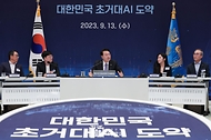 윤석열 대통령이 13일 서울 종로구 청와대 영빈관에서 열린 ‘제20차 비상경제민생회의 겸 대한민국 초거대 AI 도약 회의’를 주재하고 있다.