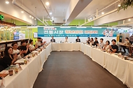 13일 서울 동대문구 경동시장 청년몰에서 ‘전통시장 청년상인 간담회’가 진행되고 있다. 이번 간담회는 전통시장 청년 유입 방안 등 전통시장 활성화 의견을 청취하기 위해 마련됐다.