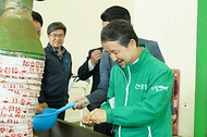 남성현 산림청장이 12일 강원도 홍천군 산림조합 잣 가공공장을 방문해 관계자로부터 운영현황을 청취하며 가공공장을 둘러보고 있다.