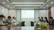지영미 질병관리청장이 13일 충북 청주시 소재 신종·재출현 감염병 대비 국가비축물자 보관 시설 에이치케이이노엔을 방문해 현장 관계자들의 애로사항을 청취하고 있다.