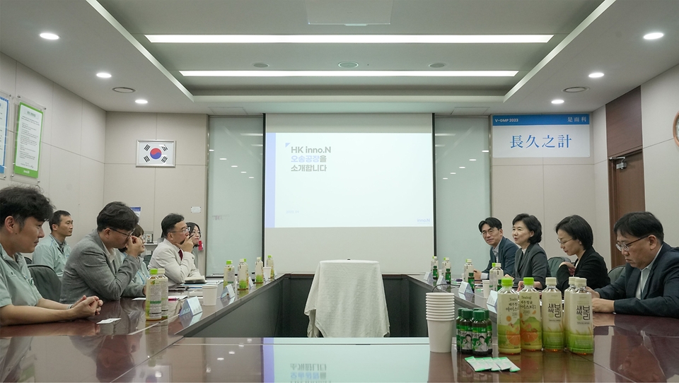 지영미 질병관리청장이 13일 충북 청주시 소재 신종·재출현 감염병 대비 국가비축물자 보관 시설 에이치케이이노엔을 방문해 현장 관계자들의 애로사항을 청취하고 있다.