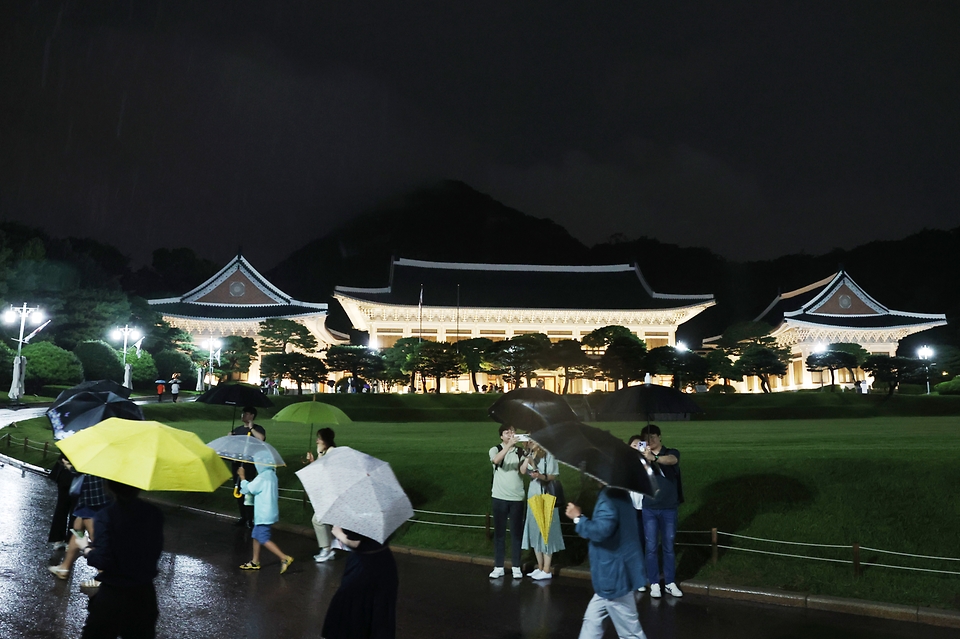 13일 오후 서울 종로구 청와대에서 열린 ‘청와대 밤의 산책’을 찾은 관람객들이 청와대 경내를 둘러보고 있다. 관람객들은 정문으로 입장해 대정원과 본관을 지나 소정원에서 공연을 감상할 수 있다. 청와대의 가을밤 정취를 감상할 수 있는 청와대 밤의 산책 행사는 오는 21일까지 진행된다.