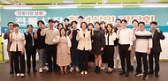 이영 중소벤처기업부 장관이 13일 서울 동대문구 경동시장 청년몰에서 열린 ‘전통시장 청년상인 간담회’에서 참석자들과 기념촬영을 하고 있다.