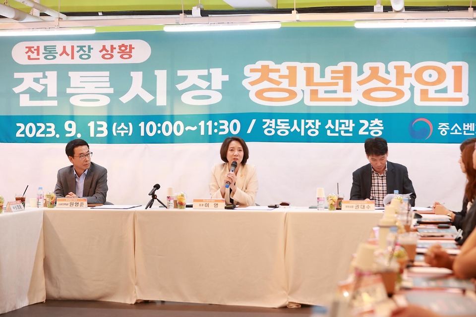이영 중소벤처기업부 장관이 13일 서울 동대문구 경동시장 청년몰에서 열린 ‘전통시장 청년상인 간담회’에서 발언하고 있다.