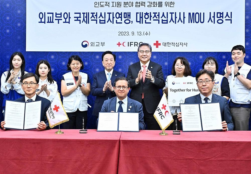 박진 외교부 장관이 13일 서울 종로구 외교부에서 외교부, 국제적십자사연맹(IFRC)과 인도적 지원 분야 협력 강화를 위한 3자 간 양해각서(MOU) 개정안에 서명한 뒤 기념촬영을 하고 있다.