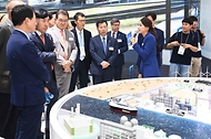 강경성 산업통상자원부 2차관이 13일 경기 고양시 일산 킨텍스 제1전시장에서 열린 ‘H2 MEET 2023 개막식’에서 전시장 부스를 둘러보며 관계자의 설명을 듣고 있다.