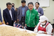 남성현 산림청장이 12일 강원도 홍천군 산림조합 잣 가공공장을 방문해 관계자로부터 운영현황을 청취하며 가공공장을 둘러보고 있다.