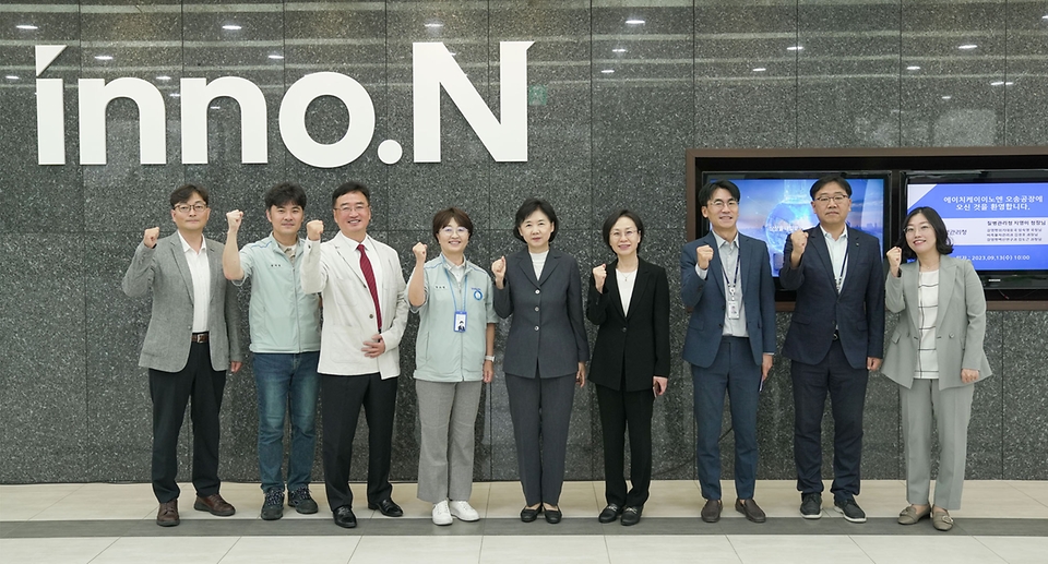 지영미 질병관리청장이 13일 충북 청주시 소재 신종·재출현 감염병 대비 국가비축물자 보관 시설 에이치케이이노엔을 방문해 관계자들과 기념촬영을 하고 있다.