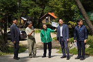 남성현 산림청장이 12일 강원도 홍천군 트리하우스(나무 위의 집) 캠핑장을 방문해 관계자로부터 운영현황을 청취하며 시설을 둘러보고 있다.