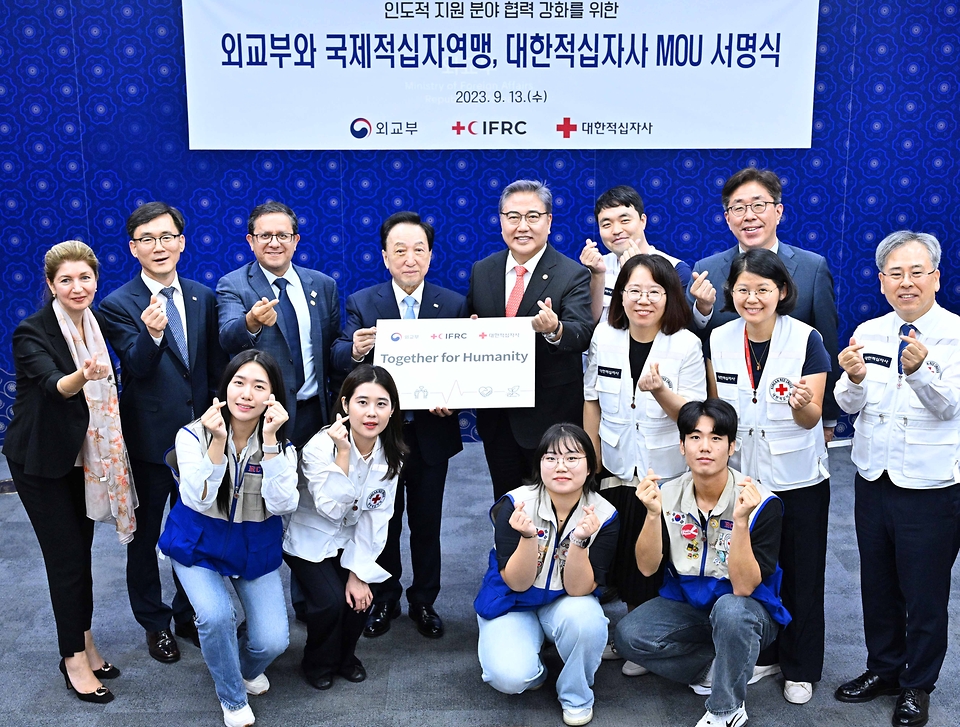 박진 외교부 장관이 13일 서울 종로구 외교부에서 외교부, 국제적십자사연맹(IFRC)과 인도적 지원 분야 협력 강화를 위한 3자 간 양해각서(MOU) 개정안에 서명한 뒤 기념촬영을 하고 있다.